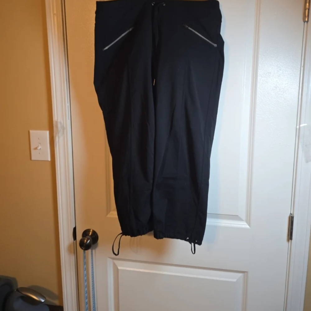 NWOT Athleta Womens black capri joggers size medium